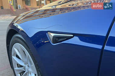 Лифтбек Tesla Model S 2017 в 