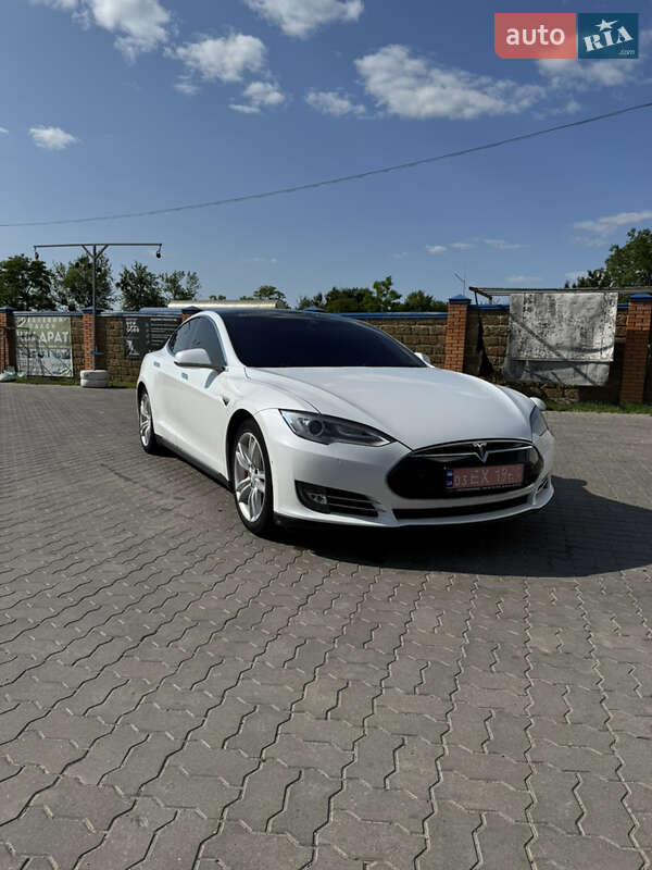 Tesla Model S 2015