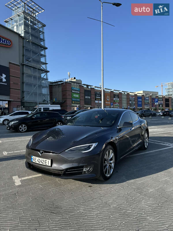 Ліфтбек Tesla Model S 2016 в Львові