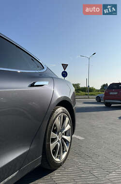 Лифтбек Tesla Model S 2016 в Львове