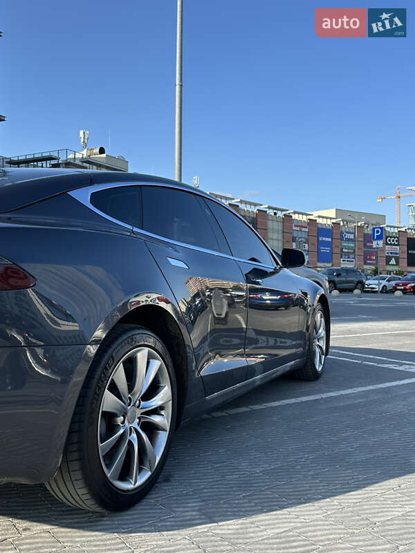 Ліфтбек Tesla Model S 2016 в Львові