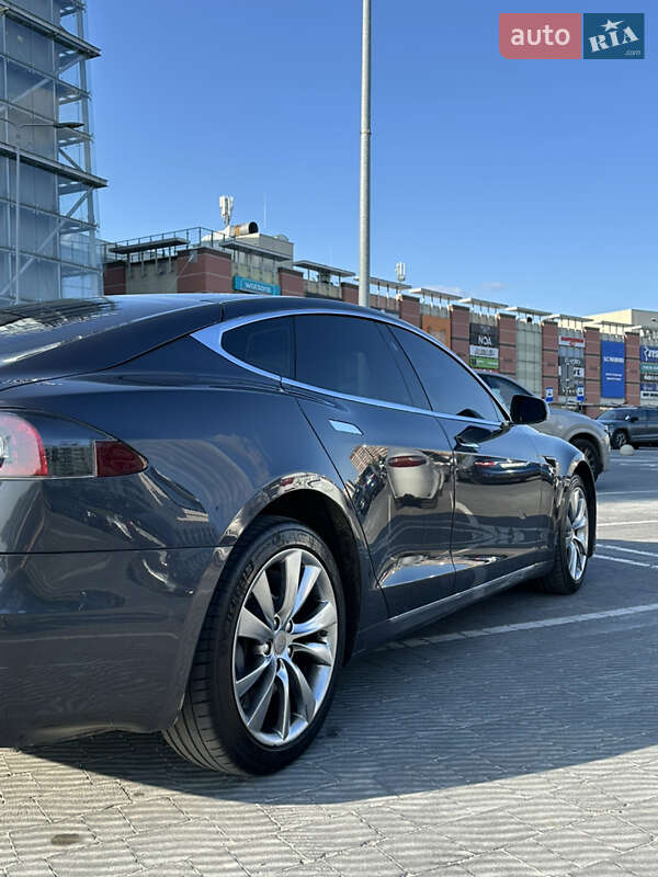 Ліфтбек Tesla Model S 2016 в Львові