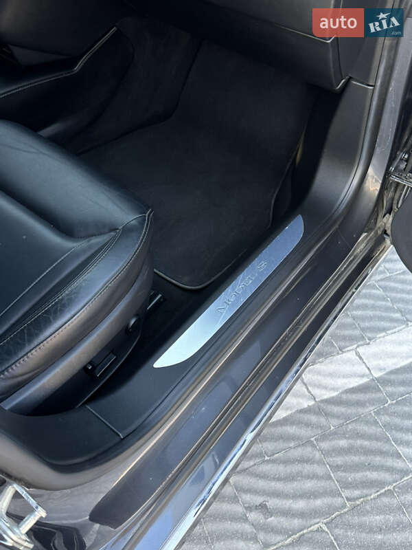 Ліфтбек Tesla Model S 2016 в Львові