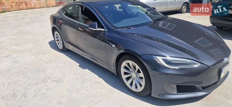 Лифтбек Tesla Model S 2017 в Киеве