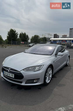 Лифтбек Tesla Model S 2013 в 