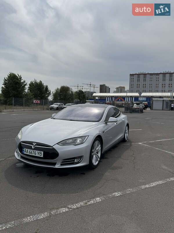 Лифтбек Tesla Model S 2013 в 