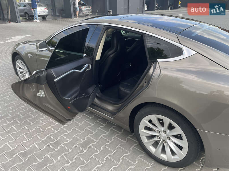 Лифтбек Tesla Model S 2016 в Виннице