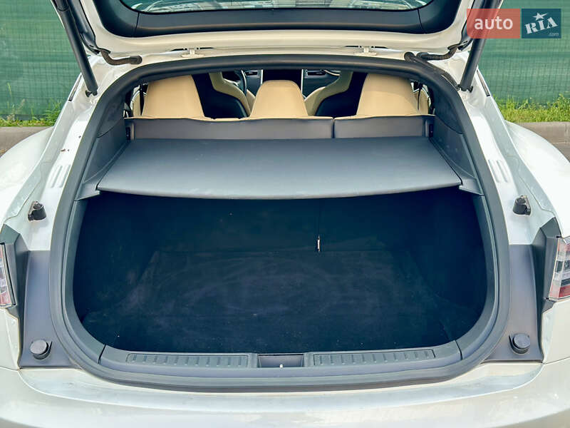 Лифтбек Tesla Model S 2015 в Киеве