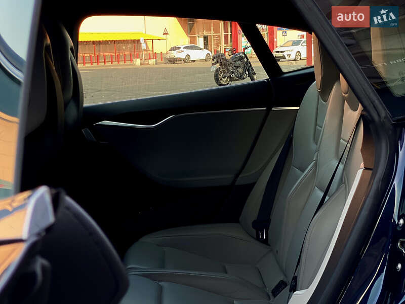 Лифтбек Tesla Model S 2015 в Киеве
