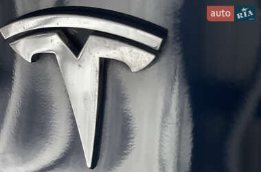 Лифтбек Tesla Model S 2015 в 