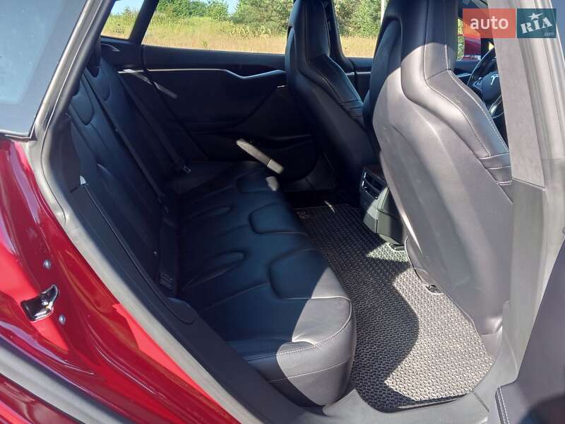 Лифтбек Tesla Model S 2016 в Новояворовске