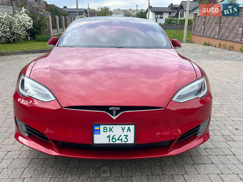 Лифтбек Tesla Model S 2017 в Ровно