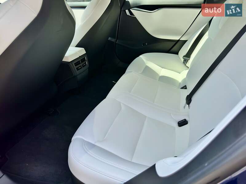 Лифтбек Tesla Model S 2018 в Черновцах