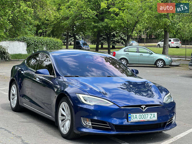 Лифтбек Tesla Model S 2017 в 