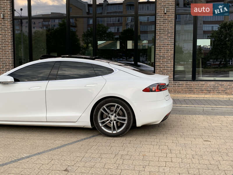 Лифтбек Tesla Model S 2016 в Ивано-Франковске