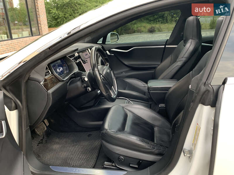 Лифтбек Tesla Model S 2016 в Ивано-Франковске