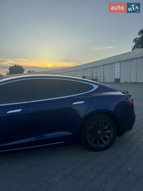 Лифтбек Tesla Model S 2018 в Черновцах