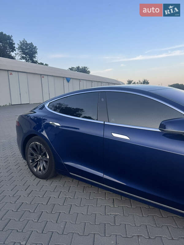 Лифтбек Tesla Model S 2018 в Черновцах