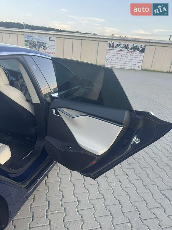 Лифтбек Tesla Model S 2018 в Черновцах