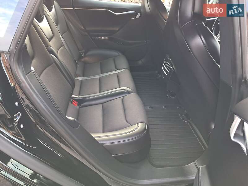 Лифтбек Tesla Model S 2018 в Радехове