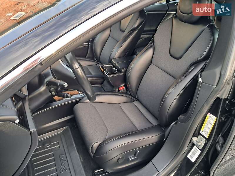 Лифтбек Tesla Model S 2018 в Радехове