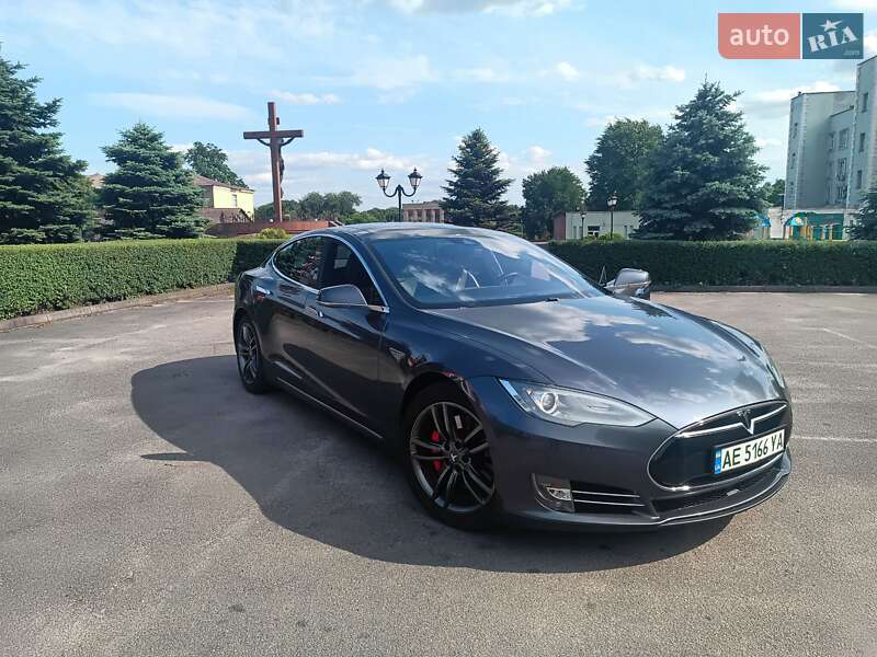 Лифтбек Tesla Model S 2015 в 