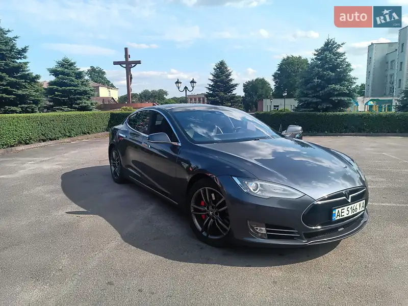 Лифтбек Tesla Model S 2015 в 