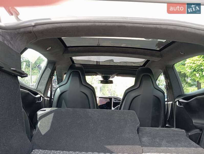 Лифтбек Tesla Model S 2015 в Виннице