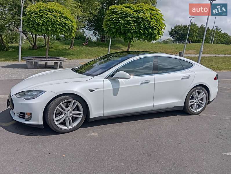 Лифтбек Tesla Model S 2015 в Виннице