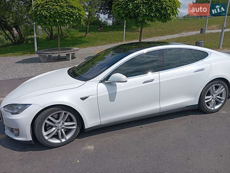 Лифтбек Tesla Model S 2015 в Виннице