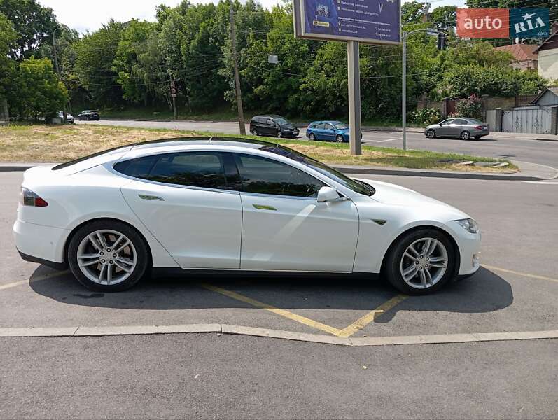 Лифтбек Tesla Model S 2015 в Виннице