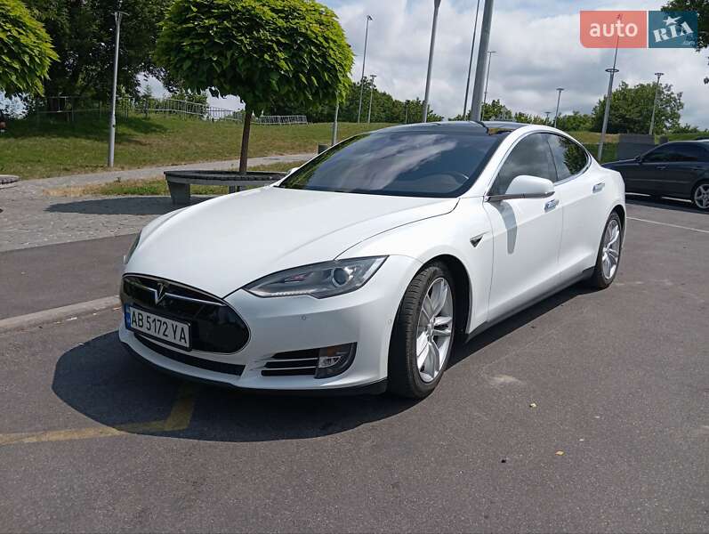 Лифтбек Tesla Model S 2015 в Виннице