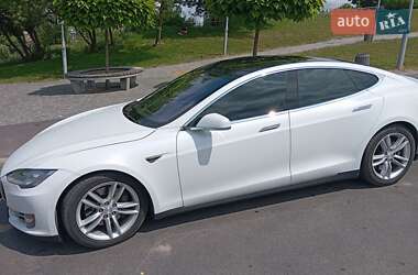 Лифтбек Tesla Model S 2015 в 