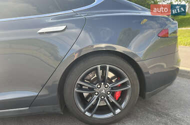 Лифтбек Tesla Model S 2015 в Виннице