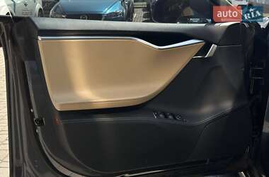 Лифтбек Tesla Model S 2015 в 