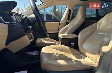 Лифтбек Tesla Model S 2015 в 