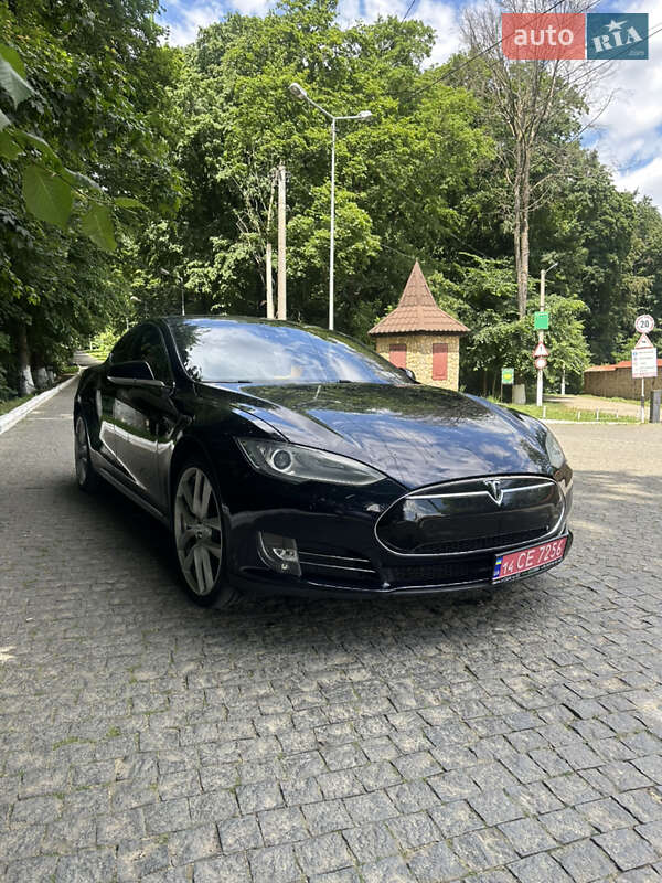 Лифтбек Tesla Model S 2015 в 