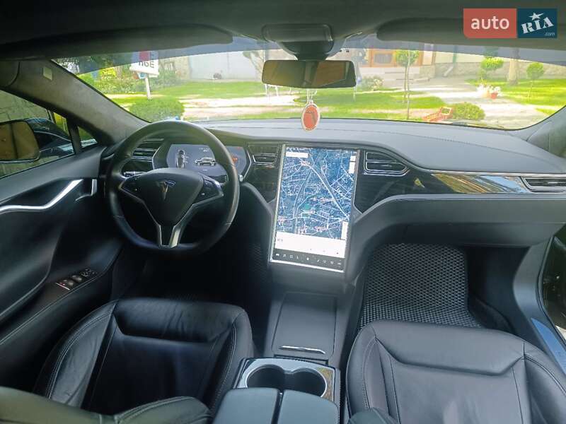 Лифтбек Tesla Model S 2016 в Львове