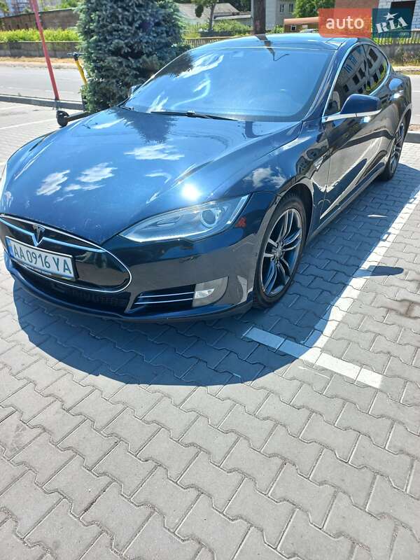 Лифтбек Tesla Model S 2014 в 