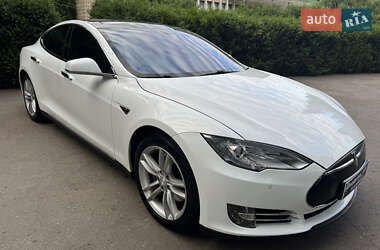 Лифтбек Tesla Model S 2014 в 