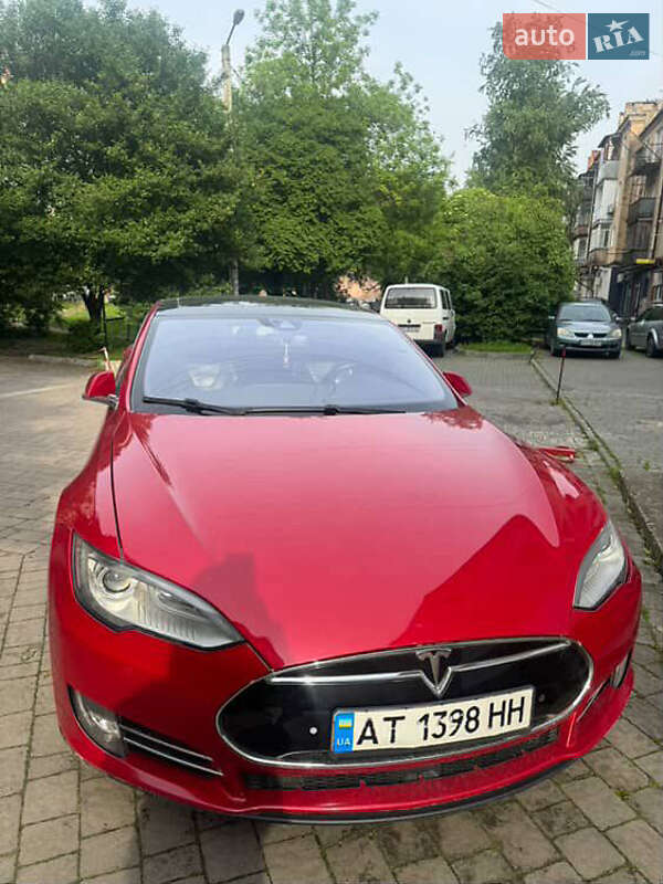 Лифтбек Tesla Model S 2015 в 