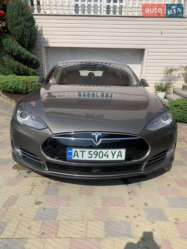 Лифтбек Tesla Model S 2015 в Ивано-Франковске