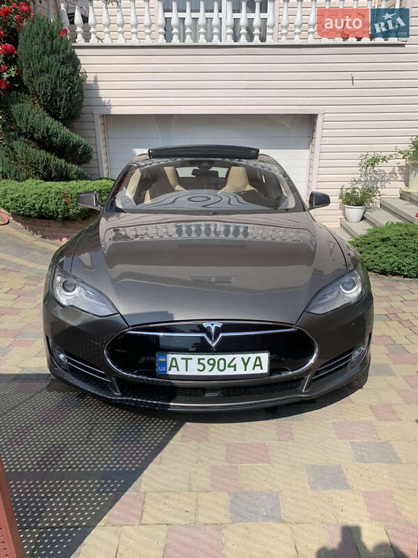 Лифтбек Tesla Model S 2015 в Ивано-Франковске