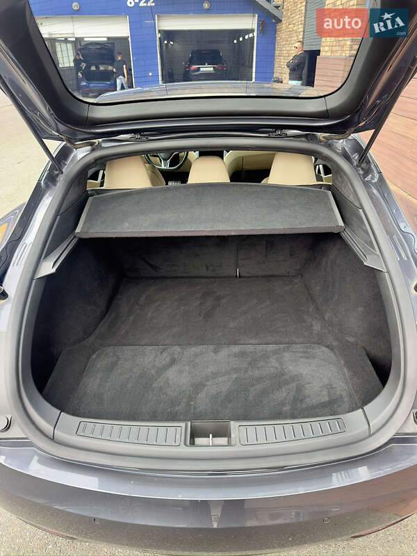 Лифтбек Tesla Model S 2017 в Киеве