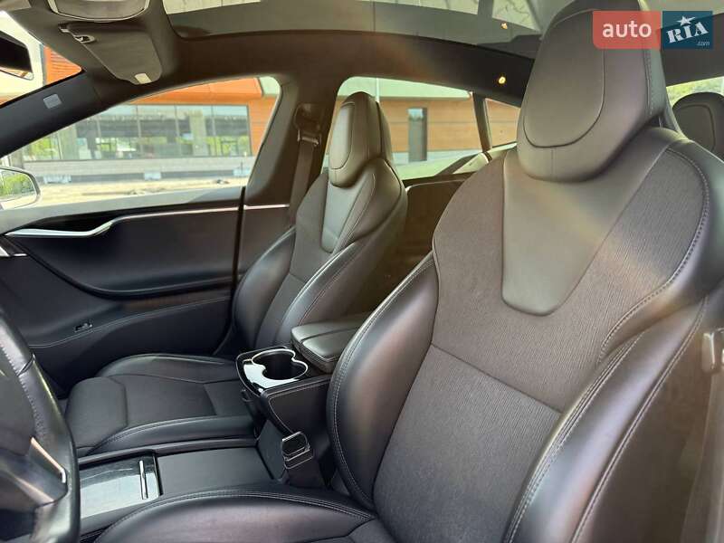 Лифтбек Tesla Model S 2017 в Кривом Роге