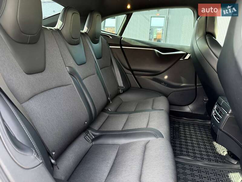 Лифтбек Tesla Model S 2017 в Кривом Роге