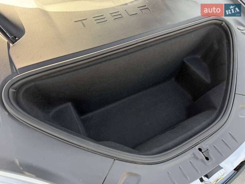Лифтбек Tesla Model S 2017 в Кривом Роге