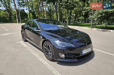 Лифтбек Tesla Model S 2015 в 