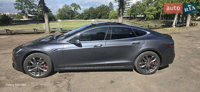 Ліфтбек Tesla Model S 2017 в Івано-Франківську