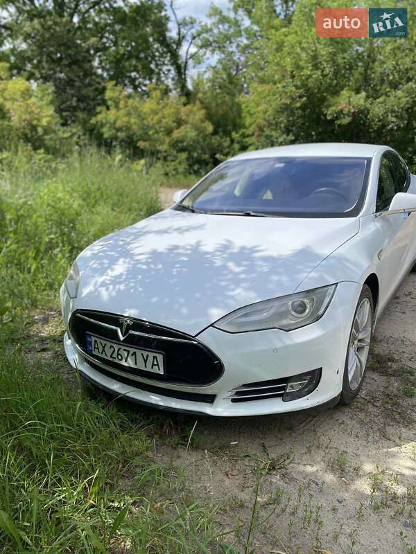 Лифтбек Tesla Model S 2014 в 